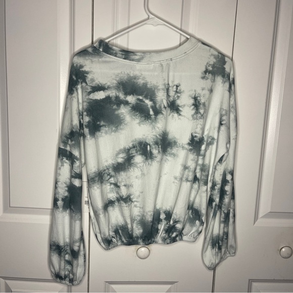 NWT Altar’d State Tie Dye Elastic Hem Cropped Shirt Size Small Blue White New - Picture 5 of 7